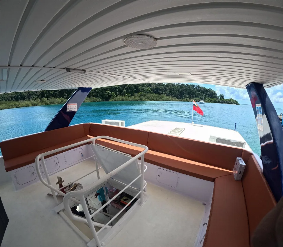 Flybridge · Upper-deck seating
